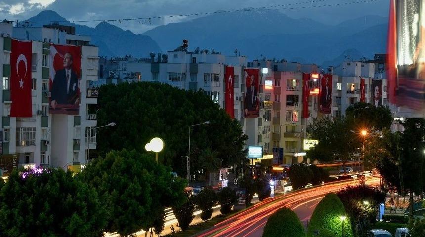 Tekelioğlu Caddesi T&uuml;rk Bayrakları Ve Atat&uuml;rk Posteriyle Donatıldı