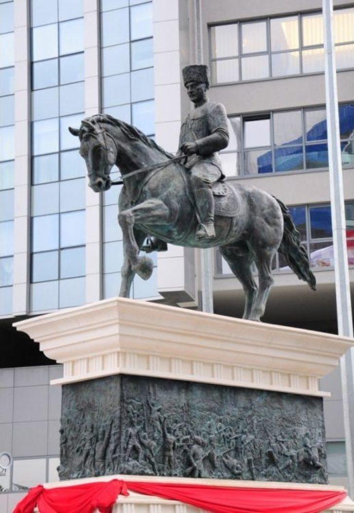 Maslak 1453 Meydanı’nda Ata’nın Heykeli Açıldı G5