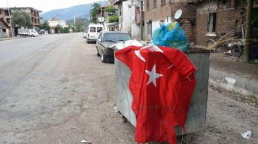 Çöpte Türk Bayrağı Bulundu