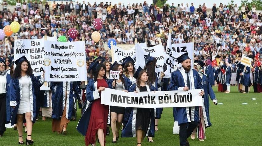 Uşak &Uuml;niversitesi Mezunlarını T&ouml;renle Uğurladı