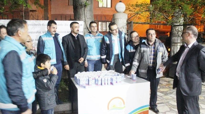 Cami Cemaatine S&uuml;t İkramı