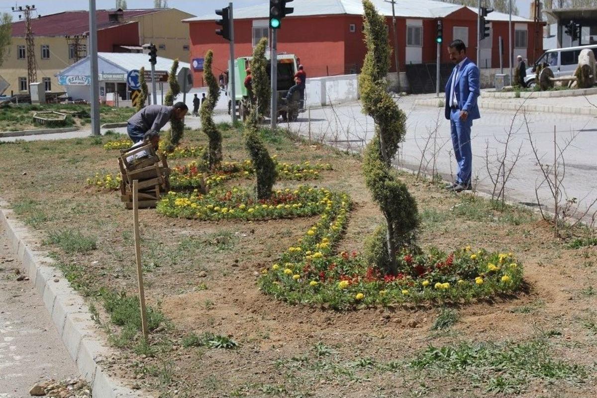 Başkale Belediyesinden &Ccedil;i&ccedil;ek Ekimi