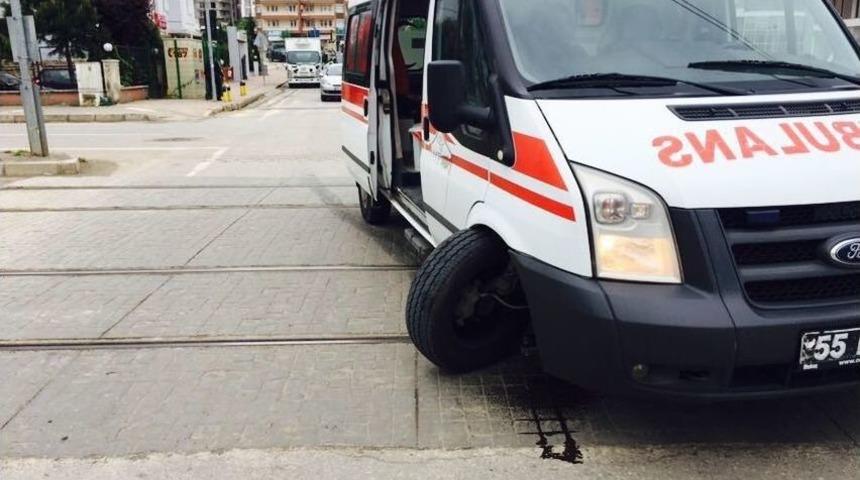 Seyir Halindeki Ambulansın Tekerleği &Ccedil;ıktı