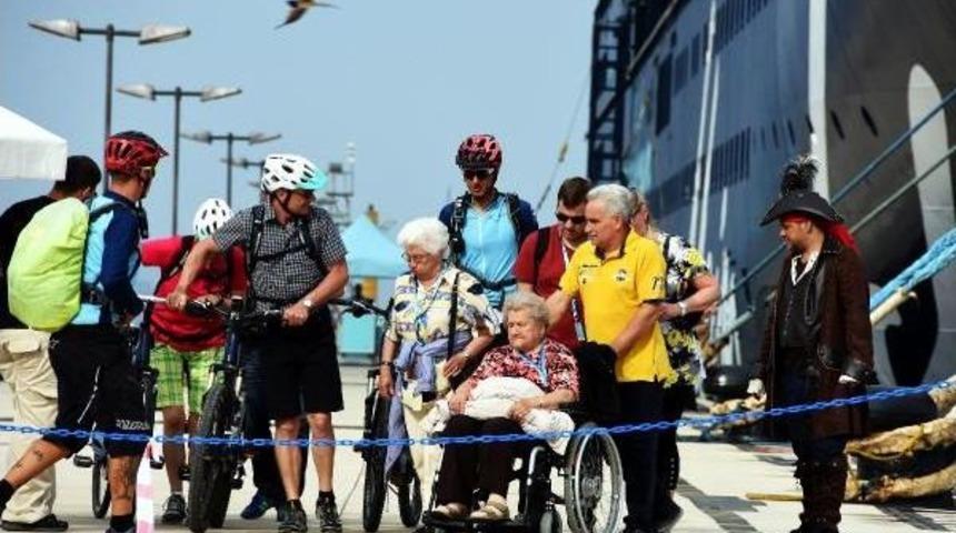 Bodrum'a 'mein Schiff 2' Turist Getirdi