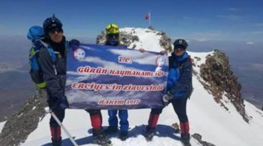 G&uuml;r&uuml;nl&uuml; Dağcılar Erciyes Dağı&rsquo;na Tırmandı