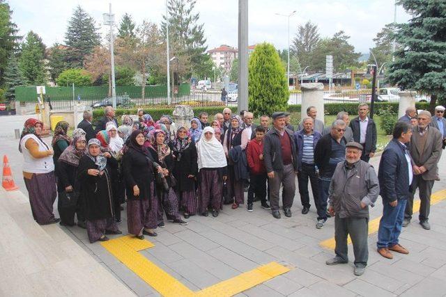 Evlerinden &Ccedil;ıkmaları İstenen K&ouml;yl&uuml;ler Valilikte Toplandı 1