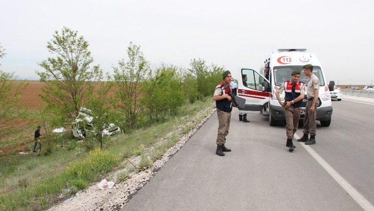 Mezuniyet Törenine Giden Aile Kaza Yaptı: 1 Ölü, 4 Yaralı G1