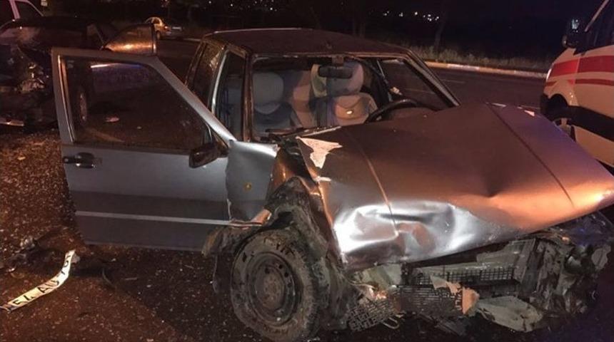 Sakarya&rsquo;da İki Otomobil Kafa Kafaya &Ccedil;arpıştı: 2 Yaralı