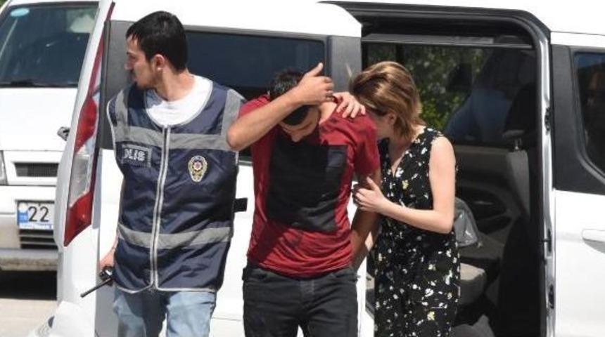 Dolandırıcı Kadın Altınları Sutyenine Saklamış