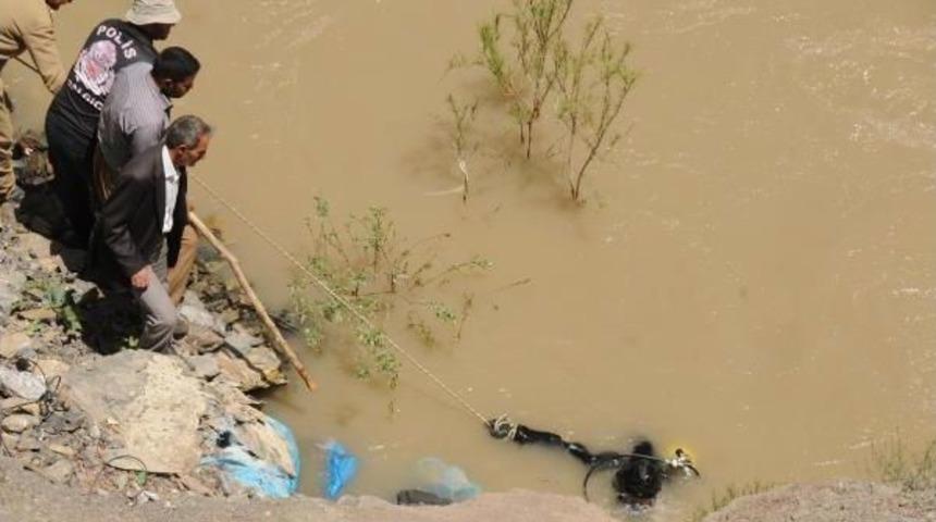 Dalgı&ccedil; Polisler Zap Suyu'nda Kaybolan Kadını Arıyor