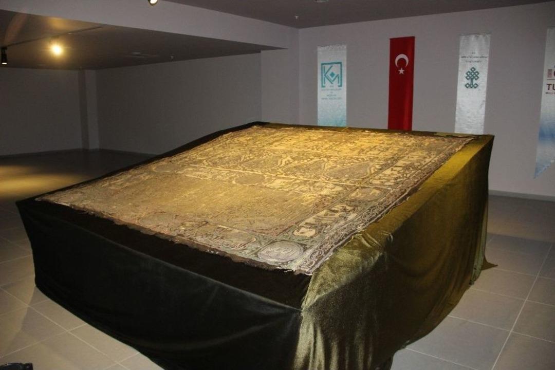 S&uuml;leyman Şah T&uuml;rbesi&rsquo;nin Sanduka &Ouml;rt&uuml;s&uuml; İlk Defa Sergileniyor