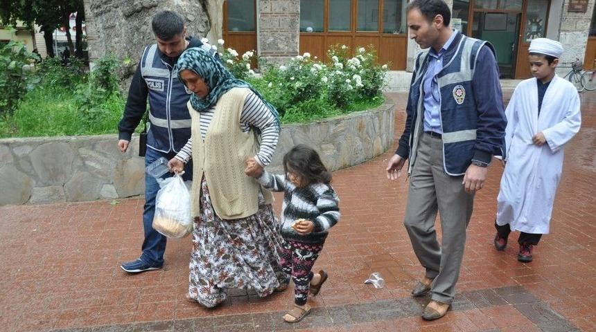Dilencinin &Ccedil;ocuğuna Polis Şefkati