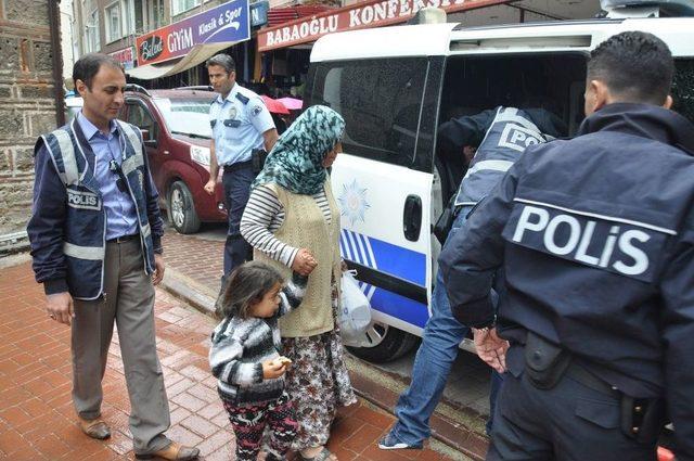 Dilencinin Çocuğuna Polis Şefkati