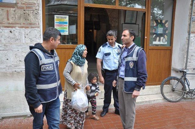 Dilencinin Çocuğuna Polis Şefkati