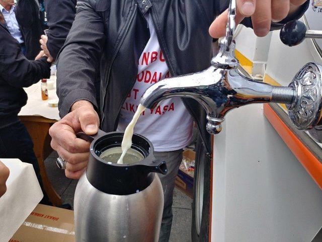 Bakırk&ouml;y Meydanı&rsquo;nda 30 Tonluk Tankerle Sıcak S&uuml;t Dağıtıldı 1