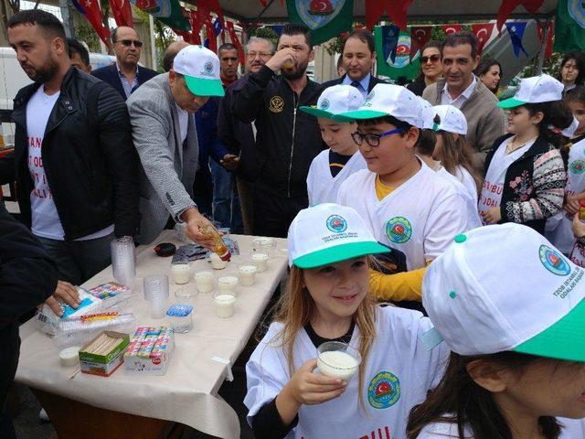 Bakırk&ouml;y Meydanı&rsquo;nda 30 Tonluk Tankerle Sıcak S&uuml;t Dağıtıldı 2