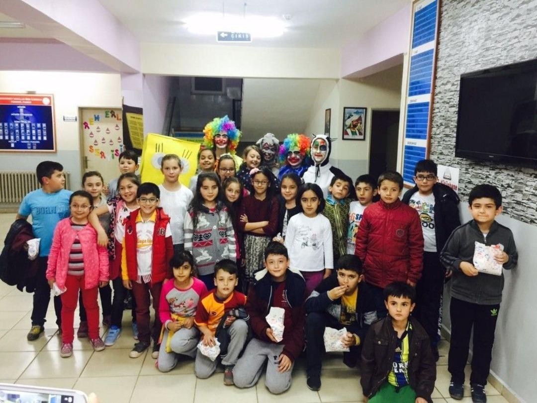 İlkokul &Ouml;ğrencileri K&uuml;t&uuml;phanede Sabahladı