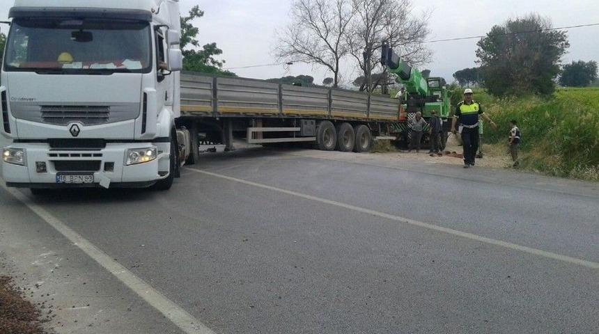 Kantardan Ka&ccedil;an Tır Yan Yatınca Trafik Fel&ccedil; Oldu