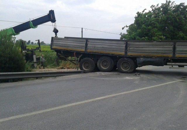 Kantardan Ka&ccedil;an Tır Yan Yatınca Trafik Fel&ccedil; Oldu 1