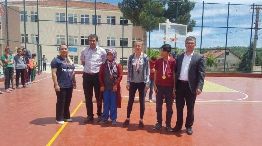 Pazarlar&rsquo;da Badminton Turnuvası