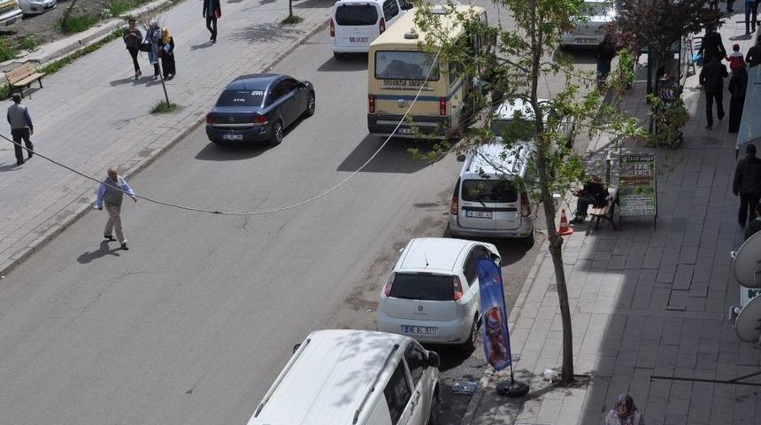 Kars&rsquo;ta Gelişi G&uuml;zel Park Edilen Ara&ccedil;lar Sorun Olmaya Devam Ediyor