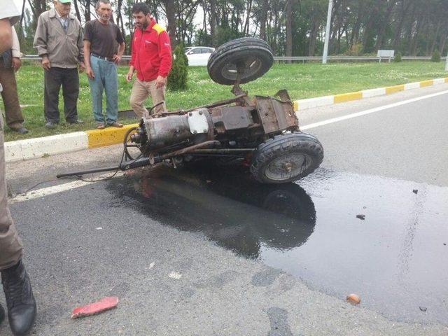 Kamyonla Çarpışan Traktör İkiyi Bölündü