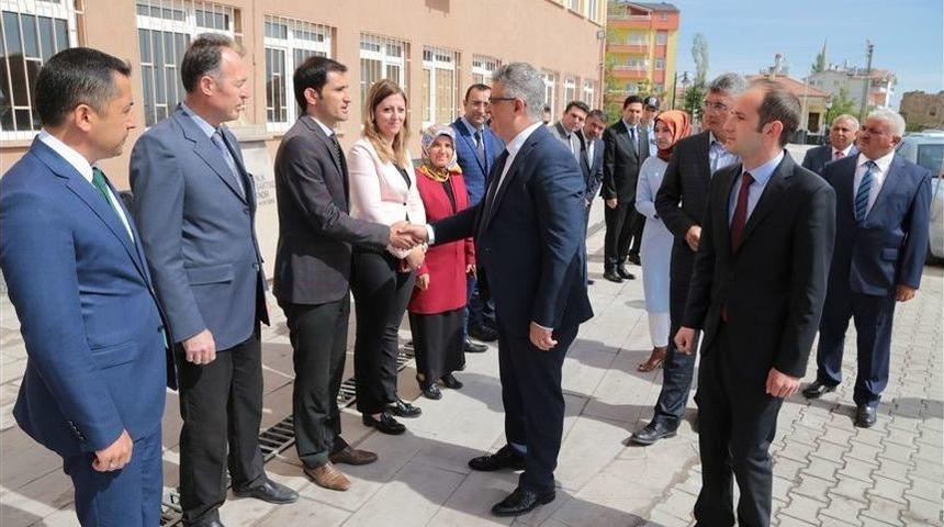 Vali Pekmez G&uuml;lağa&ccedil; İl&ccedil;esinde İncelemelerde Bulundu