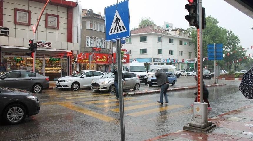 Afyonkarahisar&rsquo;da Aniden Bastıran Yağmur Hayatı Olumsuz Etkiledi