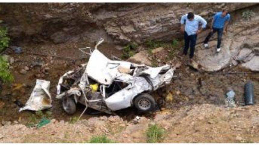 Otomobiliyle U&ccedil;uruma Yuvarlanan S&uuml;r&uuml;c&uuml; Yaralı Kurtuldu