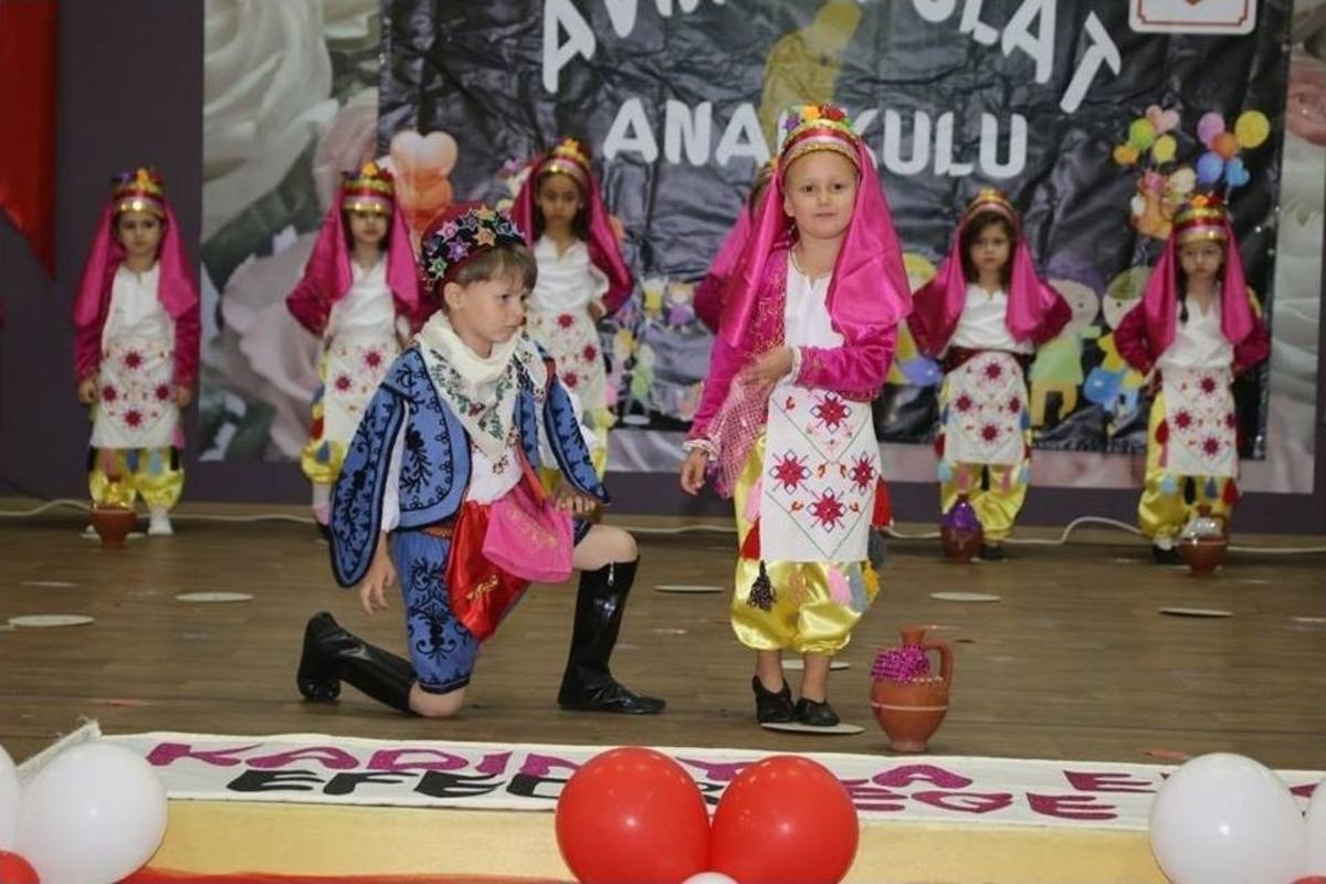 Burhaniyeli Miniklerin G&ouml;sterileri İzleyenlerden Tam Not Aldı