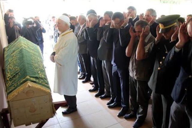 Antalya'da Ölen Iki Madenci Zonguldak'ta Toprağa Verildi