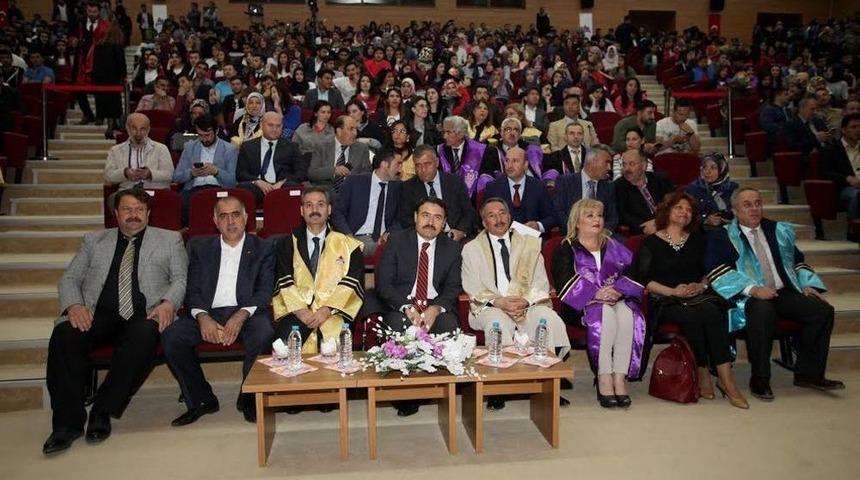 Ai&ccedil;&uuml;&rsquo;de Mezuniyet Coşkusu