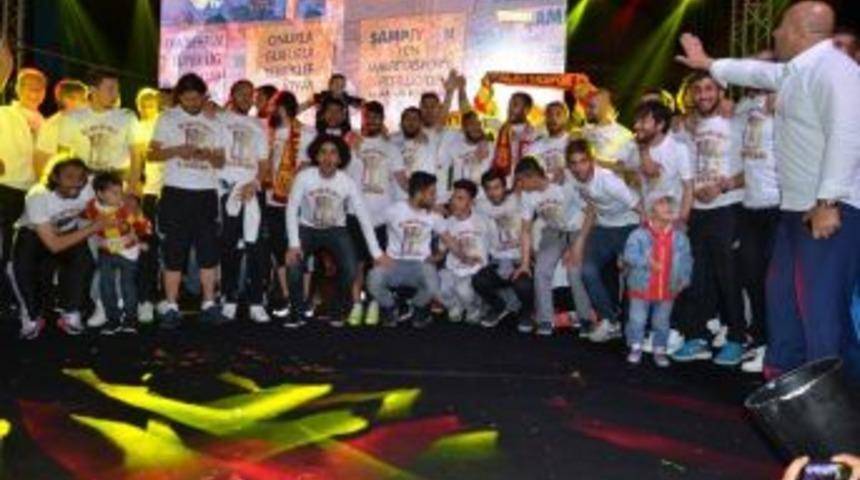 Şampiyonluk Kutlamasında Merve &Ouml;zbey Sahne Alacak