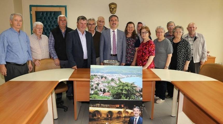 Makedonya G&ouml;&ccedil;menlerinden Başkan Şirin&rsquo;e S&uuml;rpriz Hediye