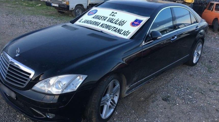 Havalimanı Otoparkındaki L&uuml;ks Otomobil Ka&ccedil;ak &Ccedil;ıktı