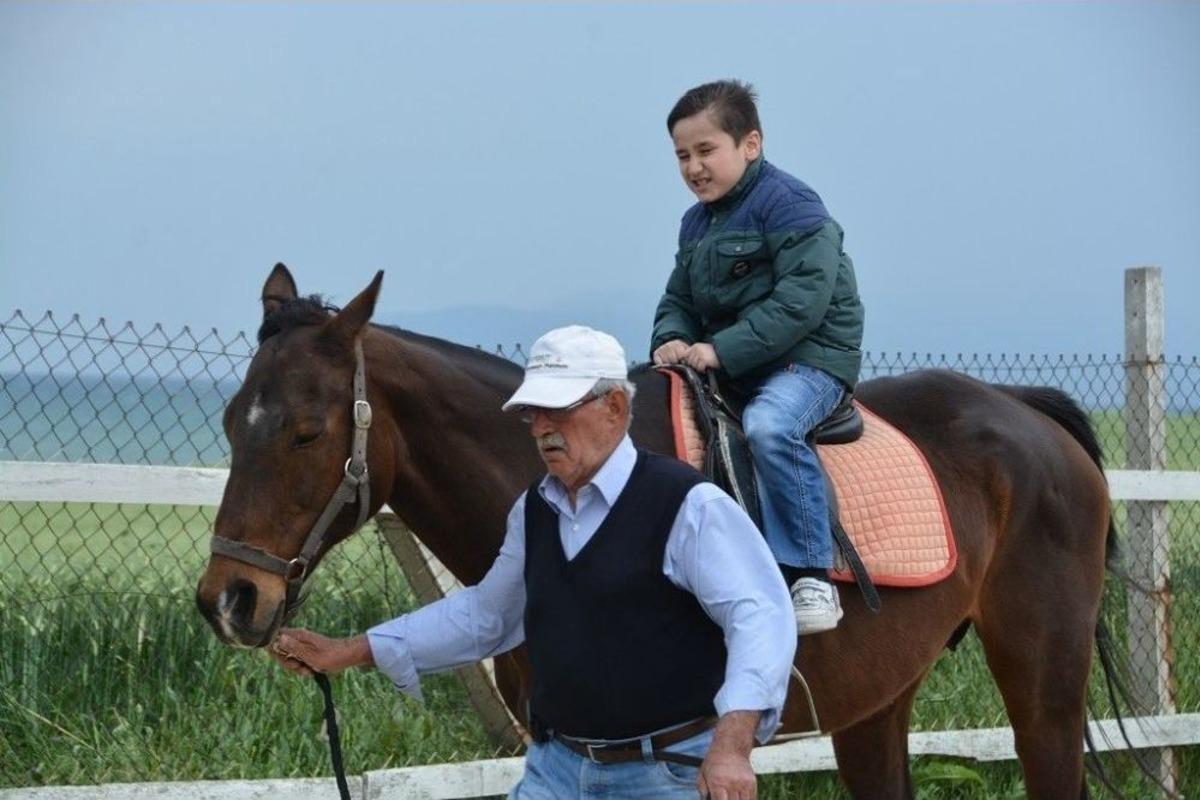 &Ccedil;ocuk Kul&uuml;b&uuml;&rsquo;n&uuml;n Binicilik Eğitimleri S&uuml;r&uuml;yor