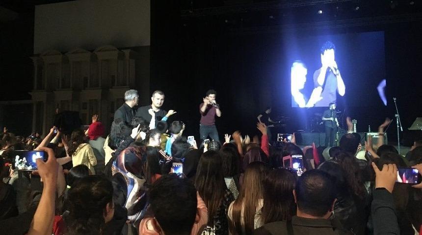 Şarkıcı Buray, K&uuml;&ccedil;&uuml;k&ccedil;ekmece&rsquo;de Hayranlarıyla Buluştu