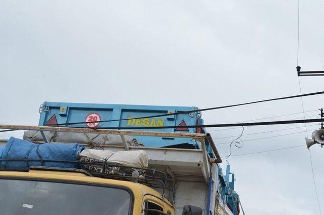 Sokağa Giren Tır, Elektrik Tellerini Koparıp Ağacı Yerinden Söktü