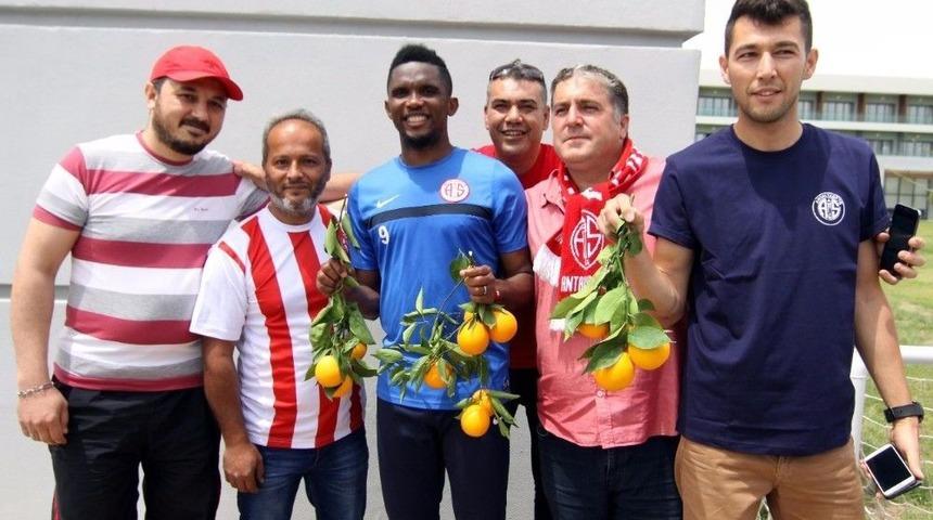 Eto&rsquo;o&rsquo;ya Finike Portakalı İkramı