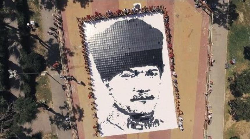 G&ouml;ztepeli Minik Futbolcular Atat&uuml;rk Posteri Oluşturdu