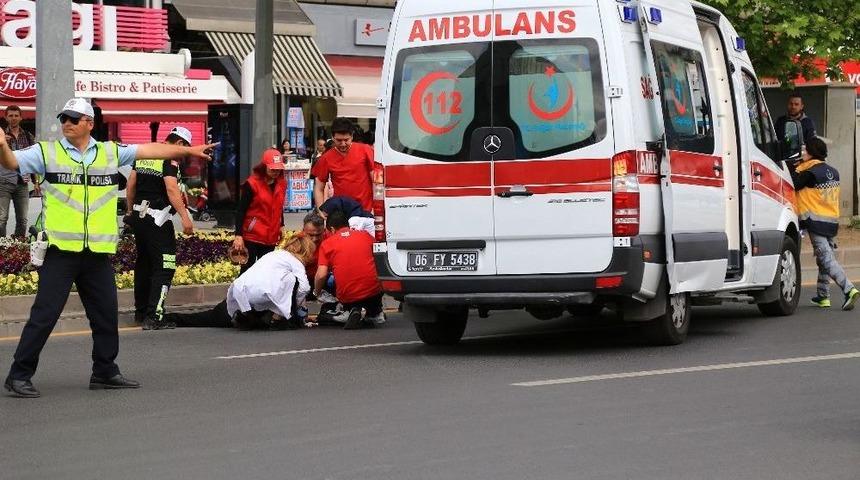 Karşıdan Karşıya Ge&ccedil;en Kadına Araba &Ccedil;arptı