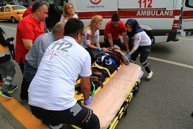 Karşıdan Karşıya Ge&ccedil;en Kadına Araba &Ccedil;arptı 1