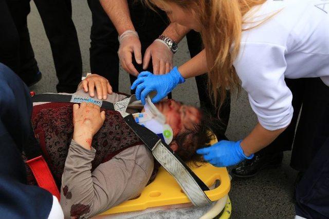 Karşıdan Karşıya Ge&ccedil;en Kadına Araba &Ccedil;arptı 2