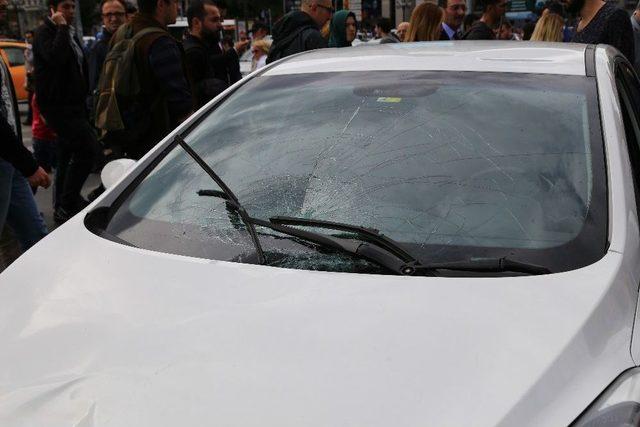 Karşıdan Karşıya Ge&ccedil;en Kadına Araba &Ccedil;arptı 3