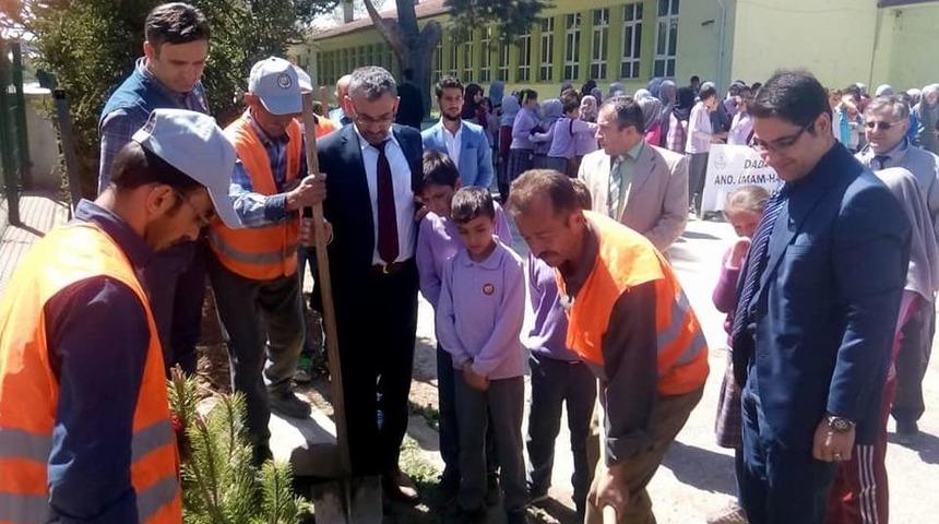 &Ouml;ğrencilerin Ağa&ccedil; Dikme Kampanyasına Yoğun İlgi