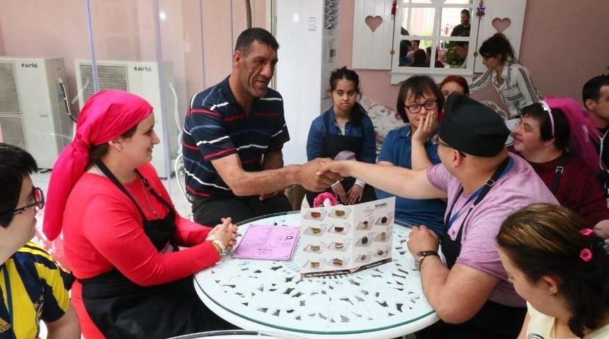 İ&ccedil;erde&rsquo;nin &ldquo;minik&rdquo;inden Zahir Kafe&rsquo;ye Ziyaret