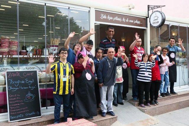 İçerde’nin “minik”inden Zahir Kafe’ye Ziyaret