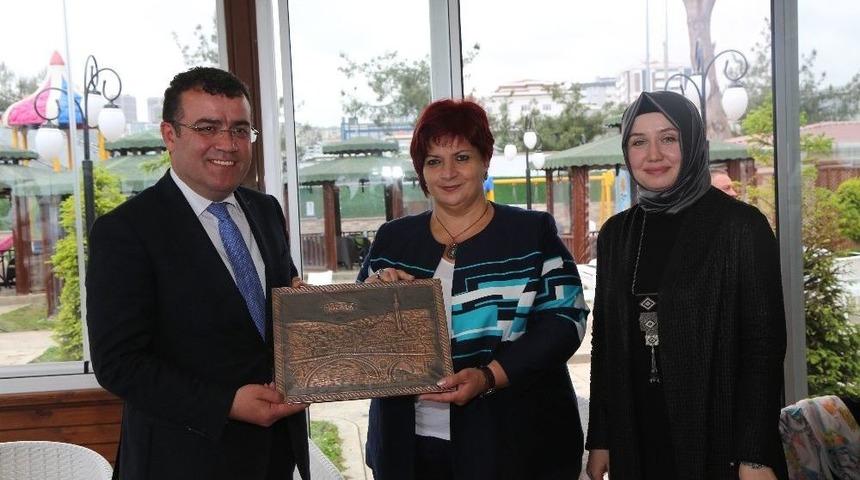 Kosova-atakum Arasında "hat" K&ouml;pr&uuml;s&uuml;