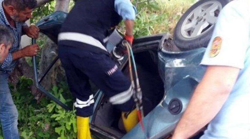 Ara&ccedil;ta Sıkışan S&uuml;r&uuml;c&uuml;y&uuml; İtfaiye Kurtardı