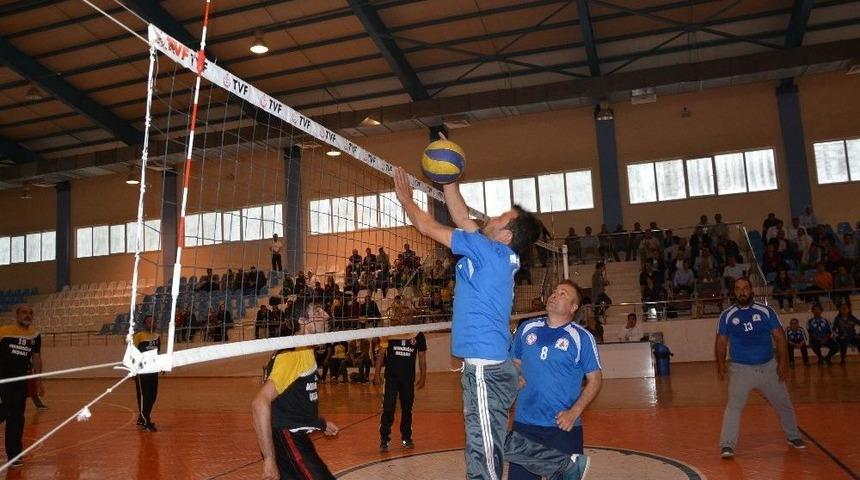 Voleybol Turnuvasının Şampiyonu Mesude-erol Memioğlu Mesleki Ve Teknik Anadolu Lisesi